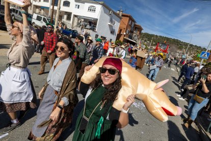 La localidad abulense de Cebreros celebra el 'Domingo de Piñata', con el XXVI desfile provincial de Carnaval. -ICAL