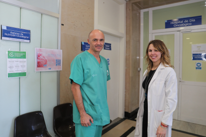 Milagros Pedrosa y Milagros Cancho en la consulta de Nutrición Oncológica de la Da. Cristina Marcianes, en el hospital Río Carrion Brágimo / ICAL .