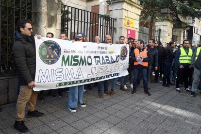 Concentración de policías nacionales y guardias civiles para reclamar una jubilación digna y la plena equiparación salarial en Burgos. -ICAL