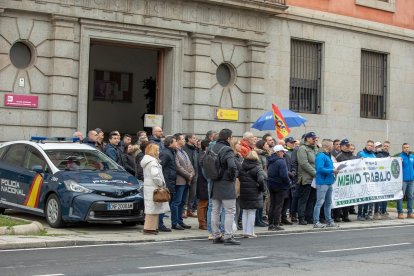 Concentración de policías nacionales y guardias civiles para reclamar una jubilación digna y la plena equiparación salarial en Ávila. -ICAL