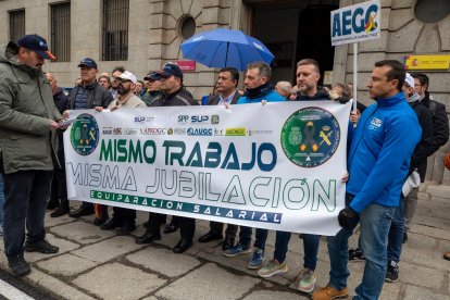 Concentración de policías nacionales y guardias civiles para reclamar una jubilación digna y la plena equiparación salarial en Ávila. -ICAL
