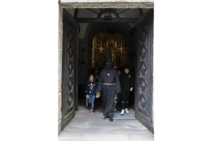 El Nazareno Lambrión Chupacandiles recorriendo las calles de Ponferrada. ICAL