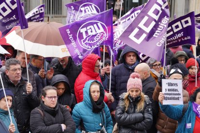 CCOO y UGT Castilla y León se concentran ante la sede de la Consejería de Industria, Comercio y Empleo, con motivo del Día Internacional de la Mujer - ICAL