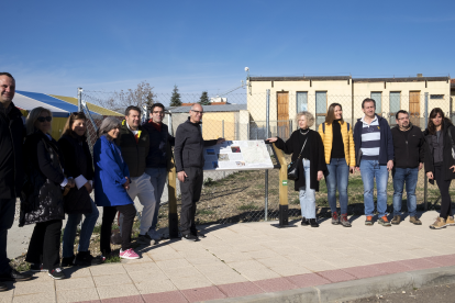 El presidente de la Diputación, Javier Iglesias, y la vicerrectora de Estudiantes, Celia Aramburu, y los alcaldes de Aldeatejada y Miranda de Azán, Enrique García y José Luis Sánchez, visitan las acciones del programa de Voluntariado Juvenil ‘Crisol de Caminos’. Jesús Formigo / ICAL .