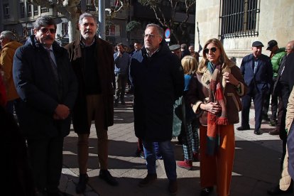 Concentración de policías nacionales y guardias civiles para reclamar una jubilación digna y la plena equiparación salarial en León. -ICAL