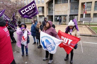 CCOO y UGT Castilla y León se concentran ante la sede de la Consejería de Industria, Comercio y Empleo, con motivo del Día Internacional de la Mujer - ICAL