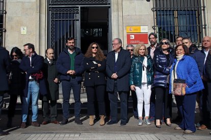Concentración de policías nacionales y guardias civiles para reclamar una jubilación digna y la plena equiparación salarial en León. -ICAL