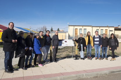 El presidente de la Diputación, Javier Iglesias, y la vicerrectora de Estudiantes, Celia Aramburu, y los alcaldes de Aldeatejada y Miranda de Azán, Enrique García y José Luis Sánchez, visitan las acciones del programa de Voluntariado Juvenil ‘Crisol de Caminos’. Jesús Formigo / ICAL .