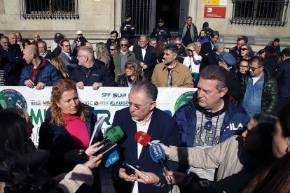 Concentración de policías nacionales y guardias civiles para reclamar una jubilación digna y la plena equiparación salarial en León. -ICAL