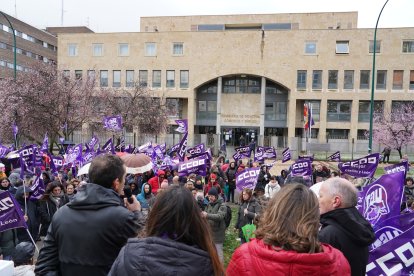 CCOO y UGT Castilla y León se concentran ante la sede de la Consejería de Industria, Comercio y Empleo, con motivo del Día Internacional de la Mujer - ICAL