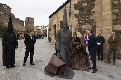 El Nazareno Lambrión Chupacandiles recorriendo las calles de Ponferrada. ICAL