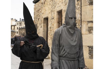 El Nazareno Lambrión Chupacandiles recorriendo las calles de Ponferrada. ICAL