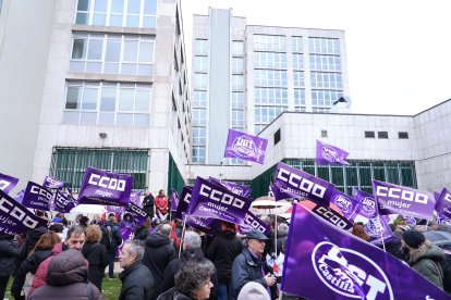 CCOO y UGT Castilla y León se concentran ante la sede de la Consejería de Industria, Comercio y Empleo, con motivo del Día Internacional de la Mujer - ICAL