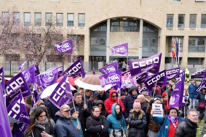 CCOO y UGT Castilla y León se concentran ante la sede de la Consejería de Industria, Comercio y Empleo, con motivo del Día Internacional de la Mujer - ICAL