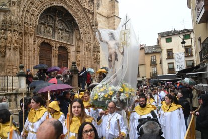 Cristo tapado ante la lluvia en la Bajada del Ángel en Aranda de Duero