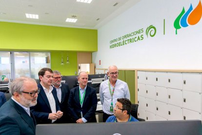 El presidente de la Junta visita el COHI de Carbajosa de la Sagrada, Salamanca.