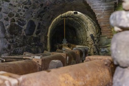 En la foto, Luis, el maestro experto, nos muestra las cañerías de las fuentes del Real Sitio de San Ildefonso