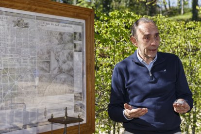 En la foto, Luis, el maestro experto, nos muestra las cañerías de las fuentes del Real Sitio de San Ildefonso