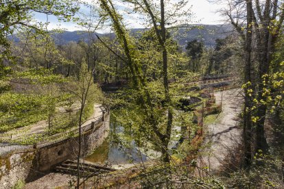 En la foto, el canal del agua del sistema hidráulico de las fuentes del palacio real