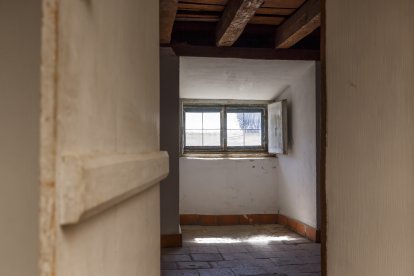 En la foto, vista de las dependencias del servicio de la zona abuardilladada, de la primera construcción del Palacio Real y que se salvó del incendio de 1918