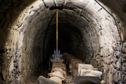 En la foto, Luis, el maestro experto, nos muestra las cañerías de las fuentes del Real Sitio de San Ildefonso