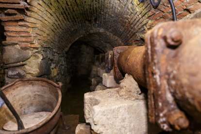 En la foto, Luis, el maestro experto, nos muestra las cañerías de las fuentes del Real Sitio de San Ildefonso
