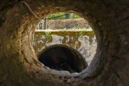 En la foto, el canal del agua, visto desde los túneles de las cañerías del sistema hidráulico de las fuentes del palacio real