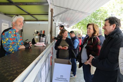 Carrera y Marcha en favor de FEDISPA en el Parque del Salón de Isabel II en Palencia con la presencia del consejero Carlos Fernández Carriedo y Ángeles Armisén