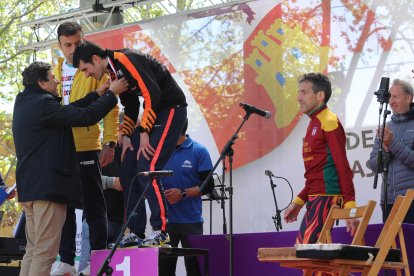 Carrera y Marcha en favor de FEDISPA en el Parque del Salón de Isabel II en Palencia con la cuelga de medallas realizada por el consejero Carlos Fernández Carriedo