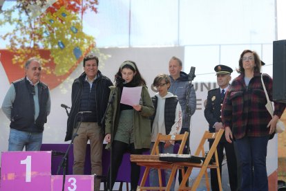 Carrera y Marcha en favor de FEDISPA en el Parque del Salón de Isabel II en Palencia con la cuelga de medallas realizada por el consejero Carlos Fernández Carriedo