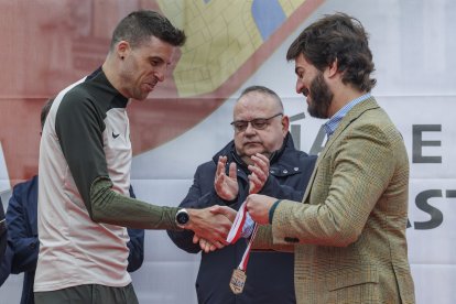 El vicepresidente de la Junta de Castilla y León, Juan García-Gallardo, participa en la entrega de premios de la Carrera y Marcha Popular, en Burgos