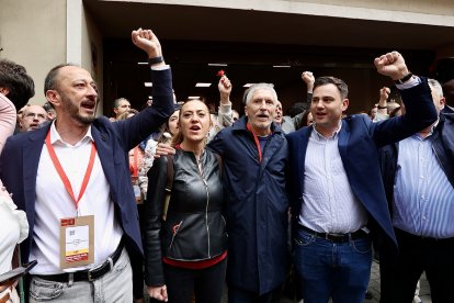 la directora general de protección Civil y Emergencias, Virginia Barcones, y el diputado leonés Javier-Alfonso Cendón, junto al ministro del Interior Fernando Grande Marlaska cantando la internacional a la salida del Comité Ejecutivo