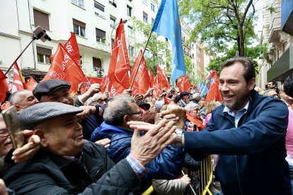 El ministro de Transportes y Movilidad Sostenible, Óscar Puente, saluda a simpatizantes