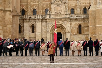 El alcalde José Antonio Diez, el obispo de León, Luis Ángel de las Heras y el Consejero de Medio Ambiente, Vivienda y Ordenación del Territorio, Juan Carlos Suárez-Quiñones asisten a Las Cabezadas