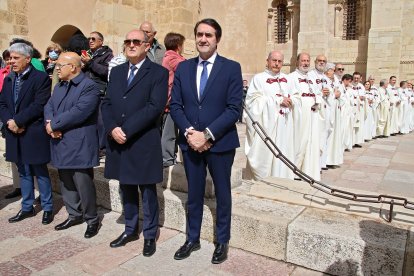 El alcalde José Antonio Diez, el obispo de León, Luis Ángel de las Heras y el Consejero de Medio Ambiente, Vivienda y Ordenación del Territorio, Juan Carlos Suárez-Quiñones asisten a Las Cabezadas