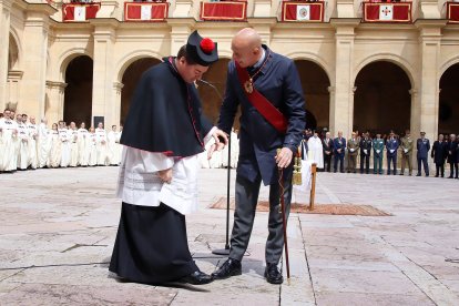 El alcalde José Antonio Diez, el obispo de León, Luis Ángel de las Heras y el Consejero de Medio Ambiente, Vivienda y Ordenación del Territorio, Juan Carlos Suárez-Quiñones asisten a Las Cabezadas