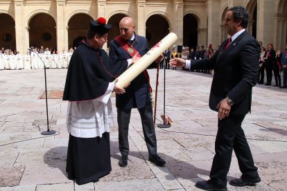El alcalde José Antonio Diez, el obispo de León, Luis Ángel de las Heras y el Consejero de Medio Ambiente, Vivienda y Ordenación del Territorio, Juan Carlos Suárez-Quiñones asisten a Las Cabezadas