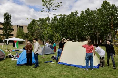 Grupo de jóvenes acampados en la USAL