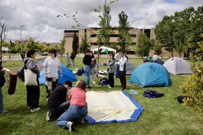 Grupo de jóvenes acampados en la USAL