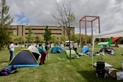 Grupo de jóvenes acampados en la USAL