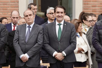 El procurador del Común, Tomás Quintana y el consejero de Vivienda, Medio Ambiente y Ordenación del Territorio, Juan Carlos Suárez-Quiñones, asisten al acto conmemorativo del 180 aniversario de la fundación de la Guardia Civil en León