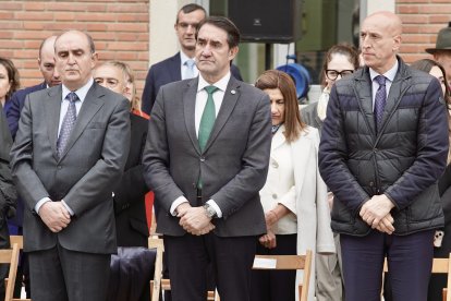 EL procurador del Común, Javier Quintana; el consejero de Medio Ambiente, Vivienda y Ordenación del Territorio, Juan Carlos Suárez-Quiñones y el alcalde de León, José Antonio Diez, asisten al acto conmemorativo del 180 aniversario de la fundación de la Guardia Civil