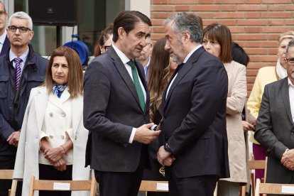 Campillo / ICAL. El presidente de las Cortes, Carlos Pollán y el consejero de Medio Ambiente, Vivienda y Ordenación del Territorio, Juan Carlos Suárez-Quiñones, asisten al acto conmemorativo del 180 aniversario de la fundación de la Guardia Civil en León