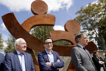 El rector de la Universidad de Salamanca, Juan Manuel Corcado, y el alcalde de la ciudad, Carlos García Carbayo, participan en la inauguración de la escultura 'Cuidar la Vida'