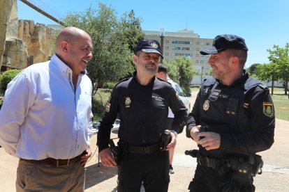 Exhibición de la Policía Nacional ante los niños y niñas de la Escuela 100x100 Deporte