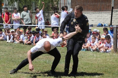 Exhibición de la Policía Nacional ante los niños y niñas de la Escuela 100x100 Deporte