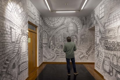 El Museo de Salamanca acoge la muestra 'La imagen promiscu@ (vol. 2)' que aborda temas políticos y sociales desde obras creadas con IA.