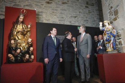 El rey Felipe VI y el presidente de la Junta, Alfonso Fernández Mañueco, inauguran la XXVII edición de Las Edades del Hombre, con sede compartida entre Villafranca del Bierzo y Santiago de Compostela. En la imagen visitando la exposición