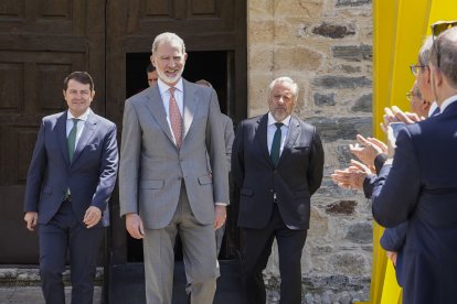 El rey Felipe VI y el presidente de la Junta, Alfonso Fernández Mañueco, inauguran la XXVII edición de Las Edades del Hombre, con sede compartida entre Villafranca del Bierzo y Santiago de Compostela. En la imagen visitando la exposición