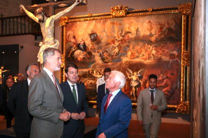 El rey Felipe VI y el presidente de la Junta, Alfonso Fernández Mañueco, inauguran la XXVII edición de Las Edades del Hombre, con sede compartida entre Villafranca del Bierzo y Santiago de Compostela. En la imagen en la Puerta del Perdón de la iglesia de Santiago de Villafranca del Bierzo